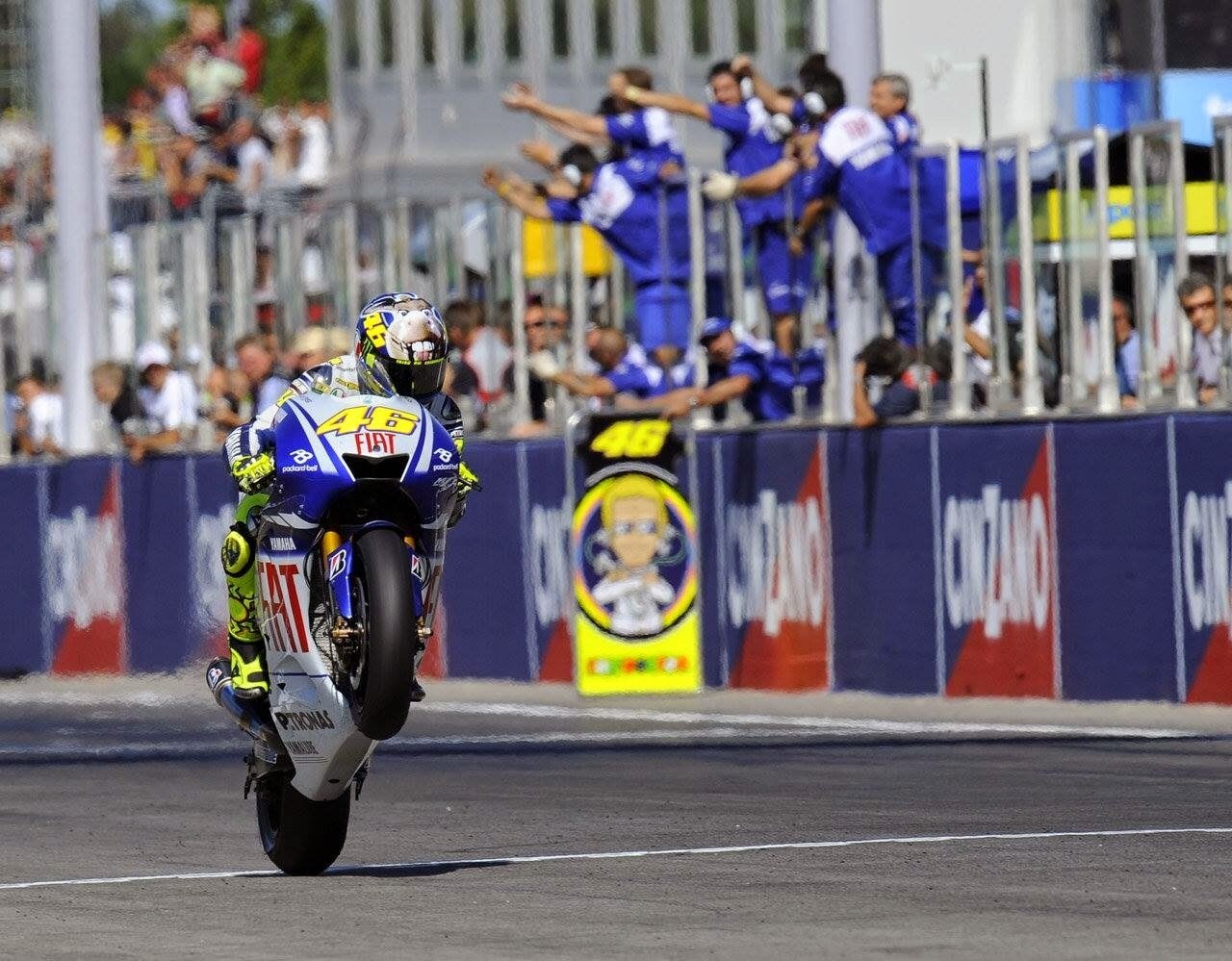 <div class='descrGalleryTitle'>2009 - CONCEDE IL BIS</div><div class='descrGalleryText'><p>Passa appena un anno, e Misano si tinge di nuovo di giallo (e anche un po'di bianco e blu, come il colore della Yamaha di Valentino). Rossi fa pole, giro veloce ed è primo al traguardo, davanti a Lorenzo e Pedrosa. Per lui sarà un'annata super, chiusa davanti a tutti a fine stagione.</p>
</div>